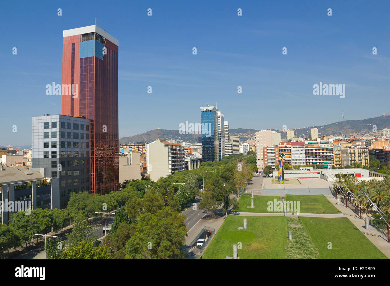Miro square et vue panoramique de Barcelone, Espagne. Banque D'Images