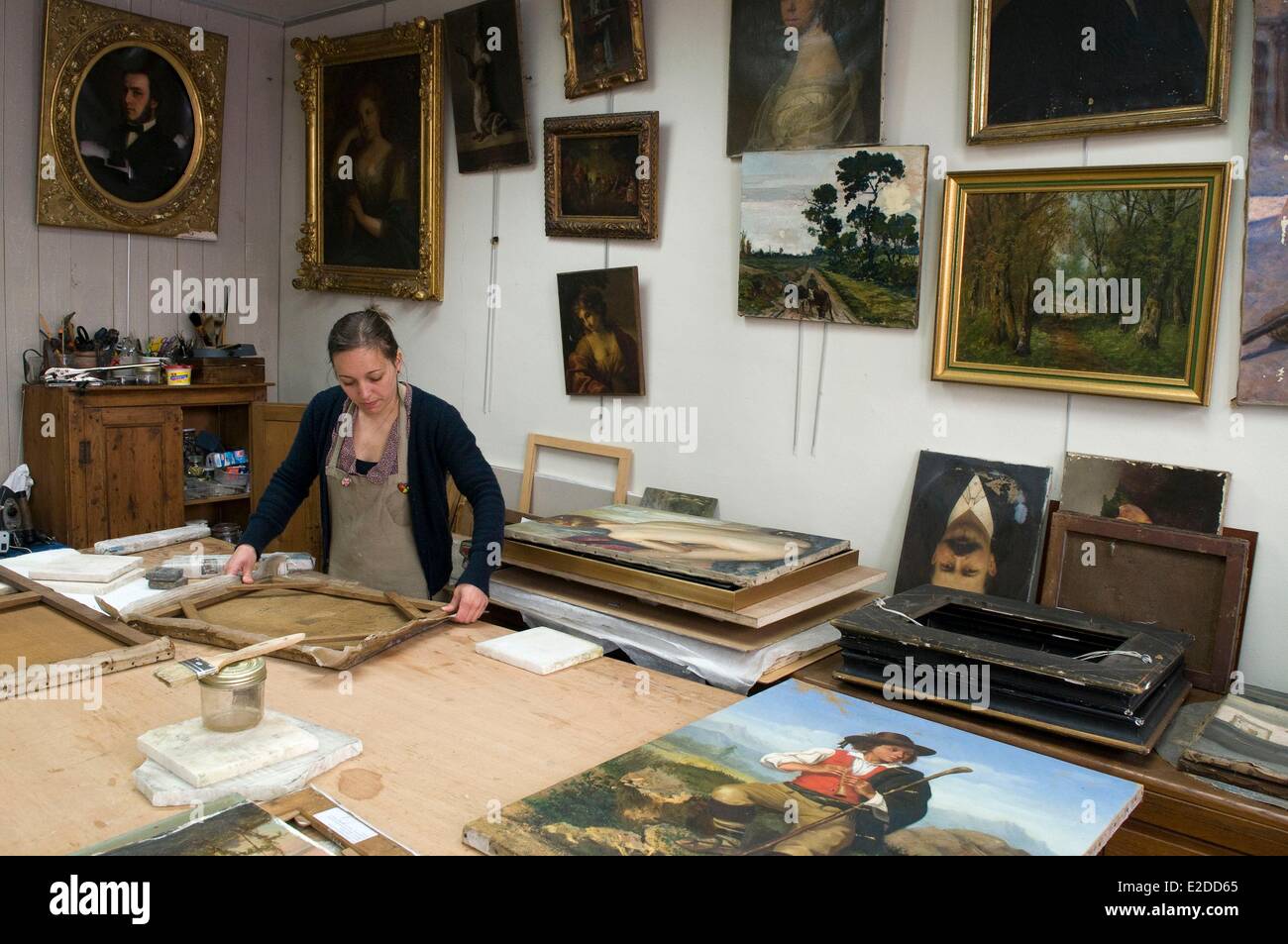 France Orne Parc Naturel Régional du Perche Mortagne-au-Perche Marianne Chopin restaure une boutique l'Atelier de peinture Banque D'Images