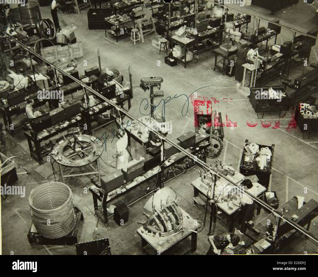 Cette image capture l'usine et le personnel de Convair/General Dynamics au milieu du XXe siècle, une période de production aérospatiale importante, y compris les avions militaires et civils ainsi que la technologie des missiles. Banque D'Images