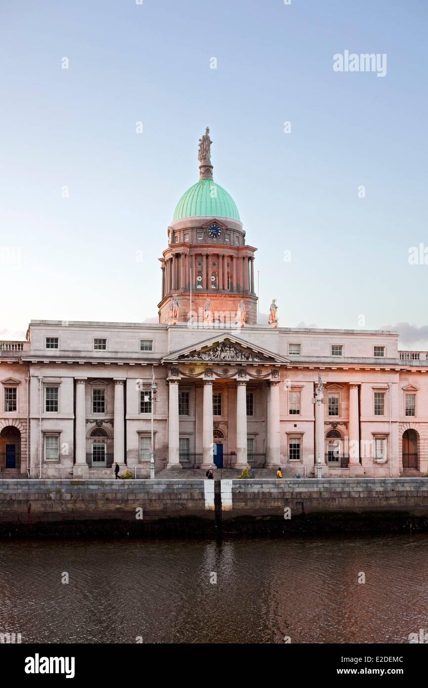 Irlande Dublin Custom House du 18ème siècle de style néoclassique qui abrite le ministère de l'environnement et du patrimoine Banque D'Images