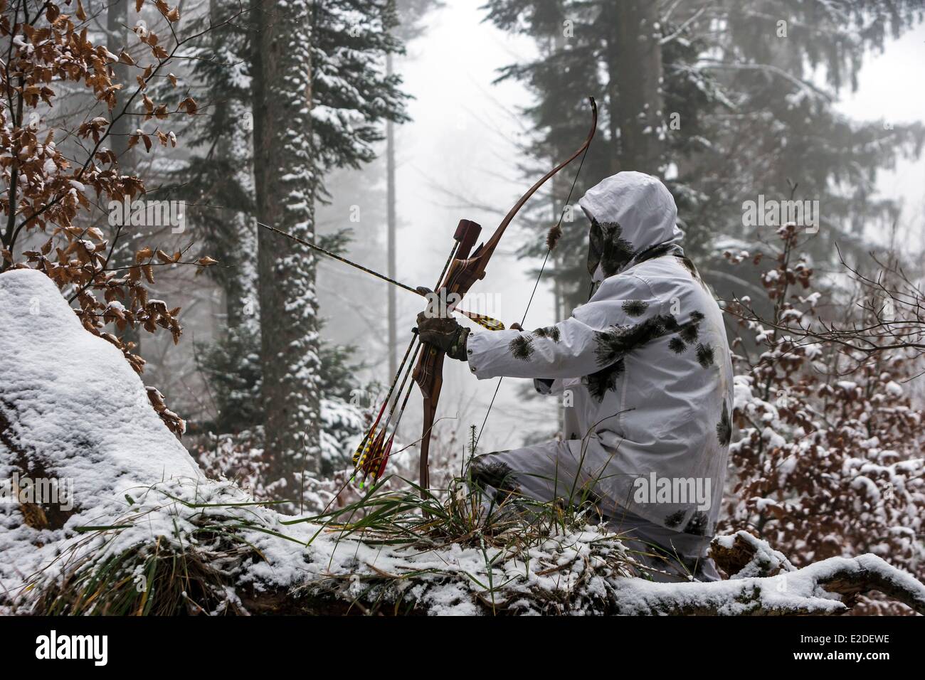 France Bas Rhin Tir à l'arc de chasse en hiver En hiver dress Banque D'Images
