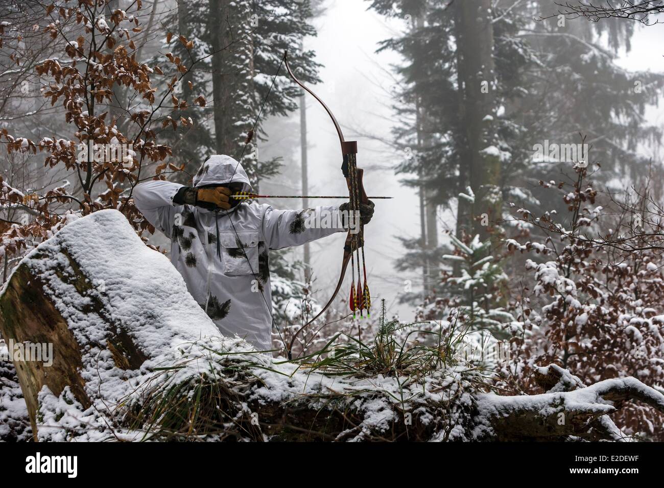 France Bas Rhin Tir à l'arc de chasse en hiver En hiver dress Photo Stock -  Alamy