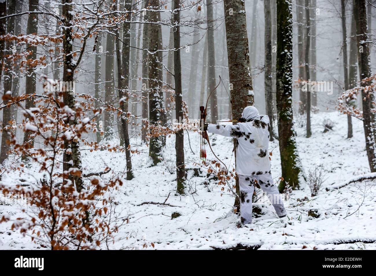 France Bas Rhin Tir à l'arc de chasse en hiver En hiver dress Banque D'Images