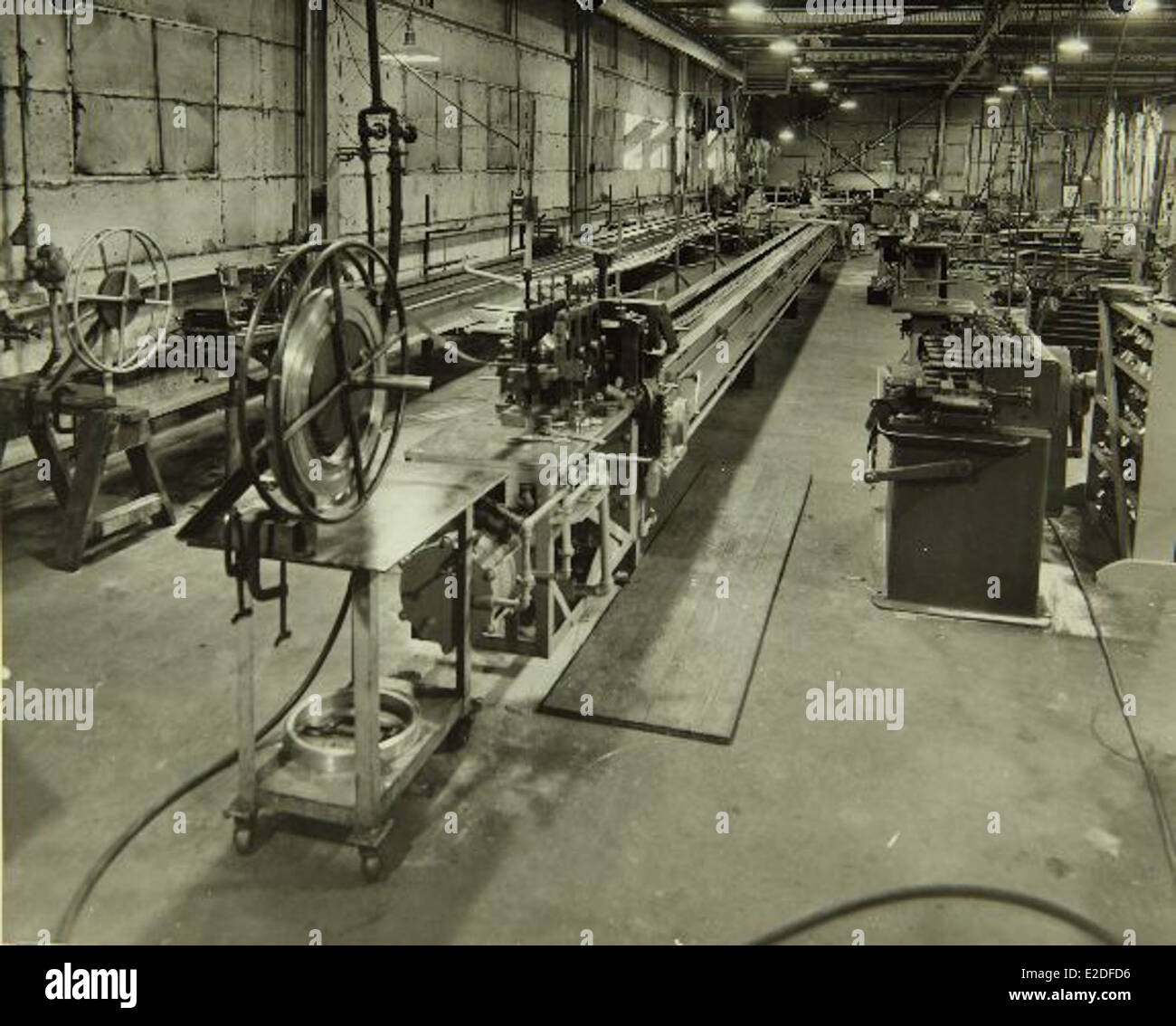 Cette photo montre l'usine Convair/General Dynamics et le personnel impliqué dans la production aérospatiale. L'installation a joué un rôle central dans la fabrication d'avions militaires et civils au cours du XXe siècle, contribuant à des progrès importants dans la technologie aéronautique. Banque D'Images