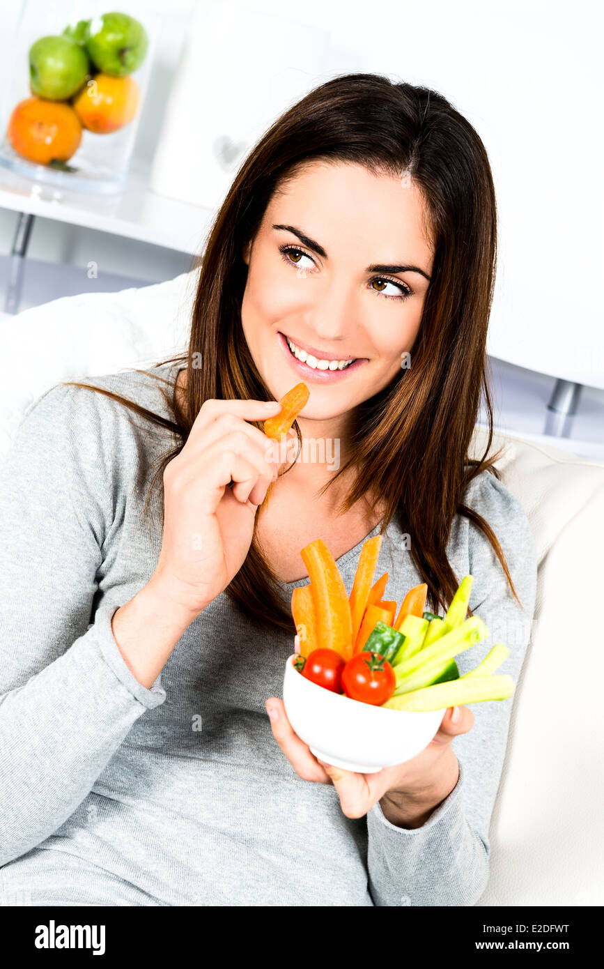 Woman eating salad. Banque D'Images