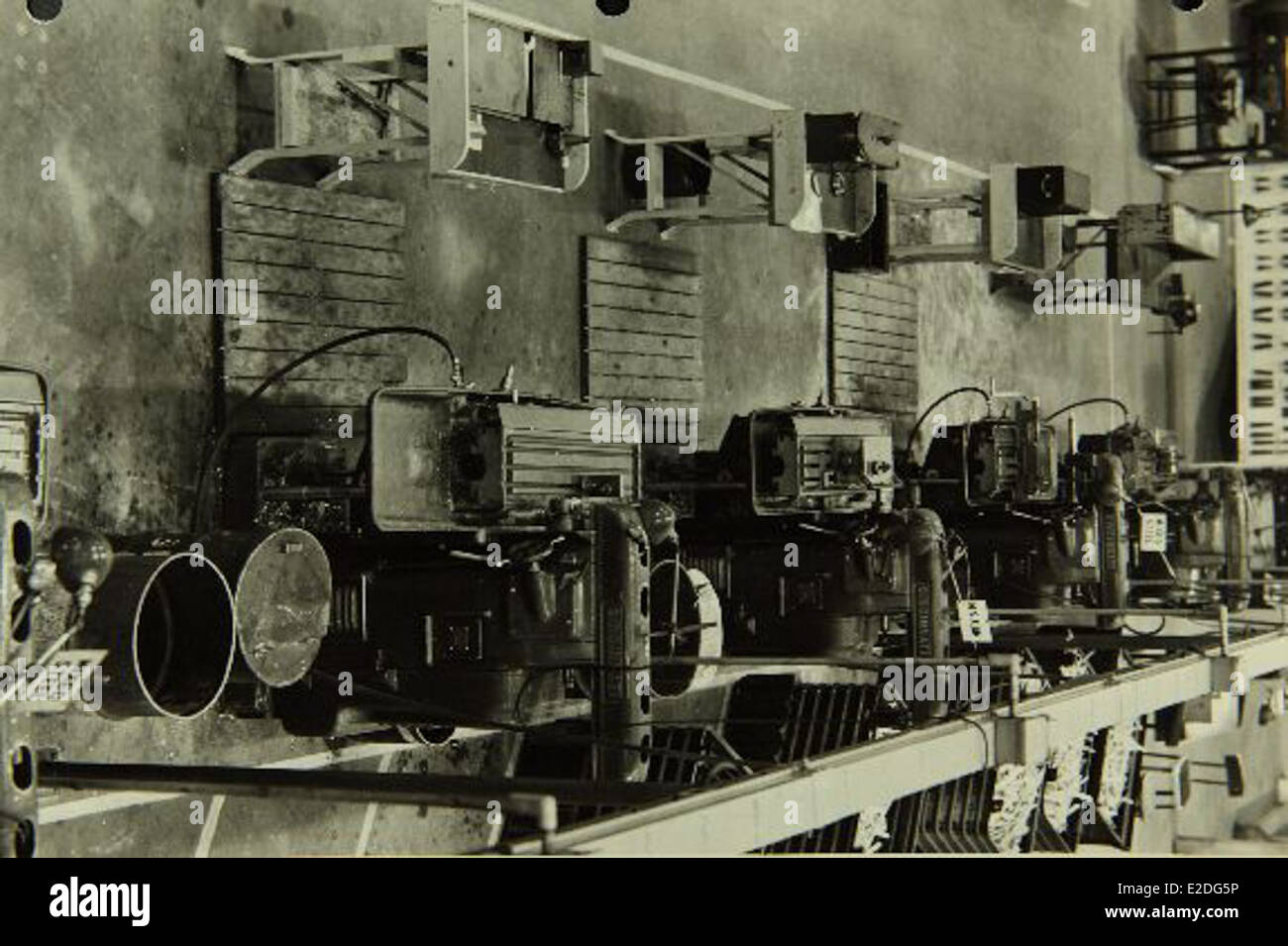 Cette image présente l'usine Convair/General Dynamics de San Diego, qui était un site clé pour la production aérospatiale au milieu du XXe siècle. Convair et General Dynamics ont joué un rôle majeur dans le développement des avions militaires et civils, contribuant aux progrès de l'aviation. Le San Diego Air and Space Museum conserve des images historiques de cette usine vitale dans le contexte de l'histoire de l'aérospatiale. Banque D'Images