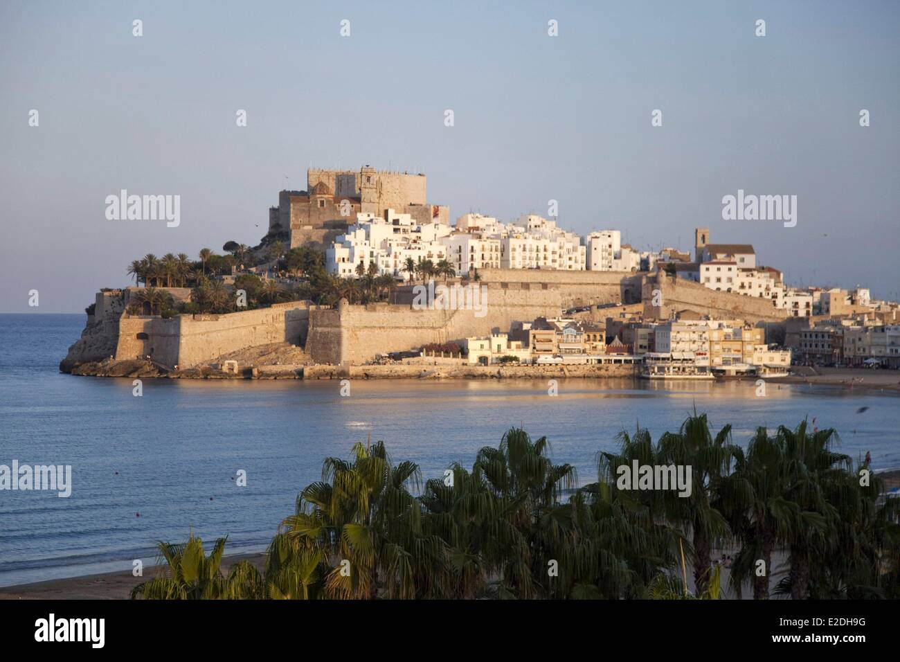 L'Espagne, Communauté de Valence, Costa del Azahar, Peniscola, vieille ville avec château Banque D'Images