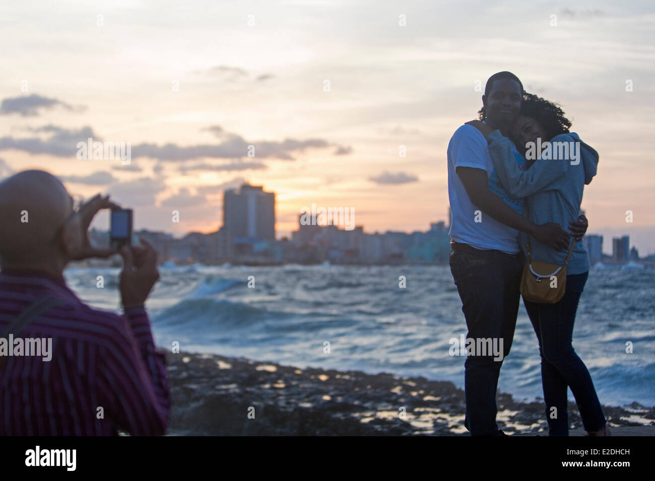 Cuba La Habana La Havane province couple photographié au coucher du soleil sur le Malecon et Vedado district dans l'arrière-plan Banque D'Images