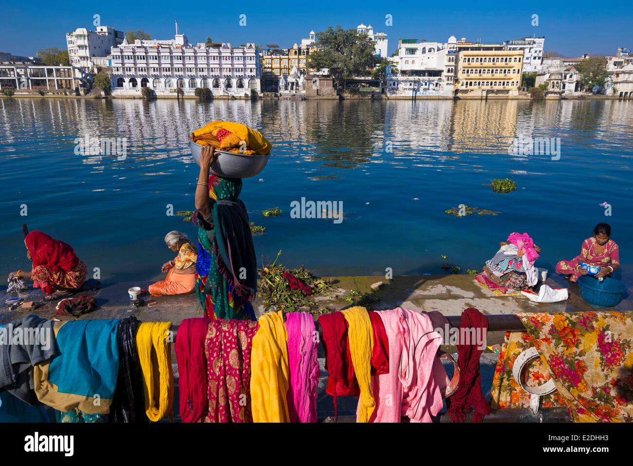Inde Rajasthan Udaipur Femmes laver les vêtements à l'Naoghat sur le lac Pichola Banque D'Images
