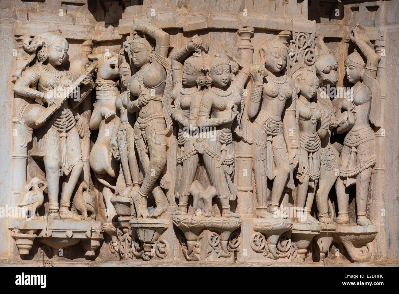 Inde Rajasthan Udaipur en danseuses à la Temple Jagdish temple hindou dédié au dieu Vishnu Banque D'Images