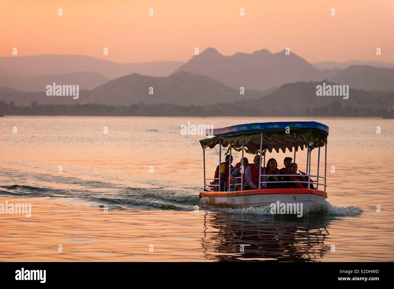 Inde Rajasthan Udaipur Coucher du soleil sur le lac Pichola Banque D'Images