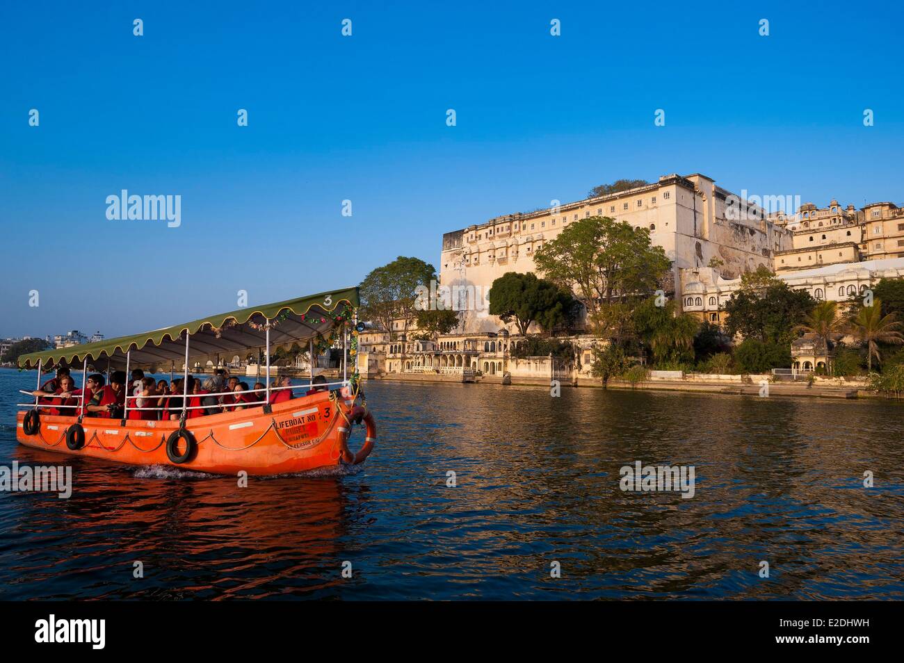 Inde Rajasthan Udaipur le palais de ville face au lac Pichola Banque D'Images