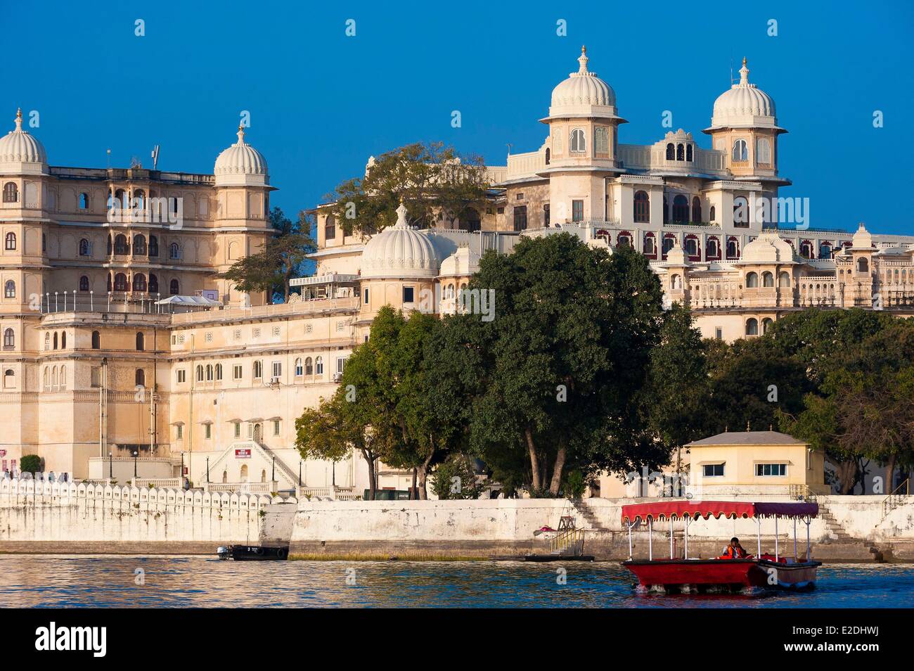 Inde Rajasthan Udaipur le palais de ville face au lac Pichola Banque D'Images