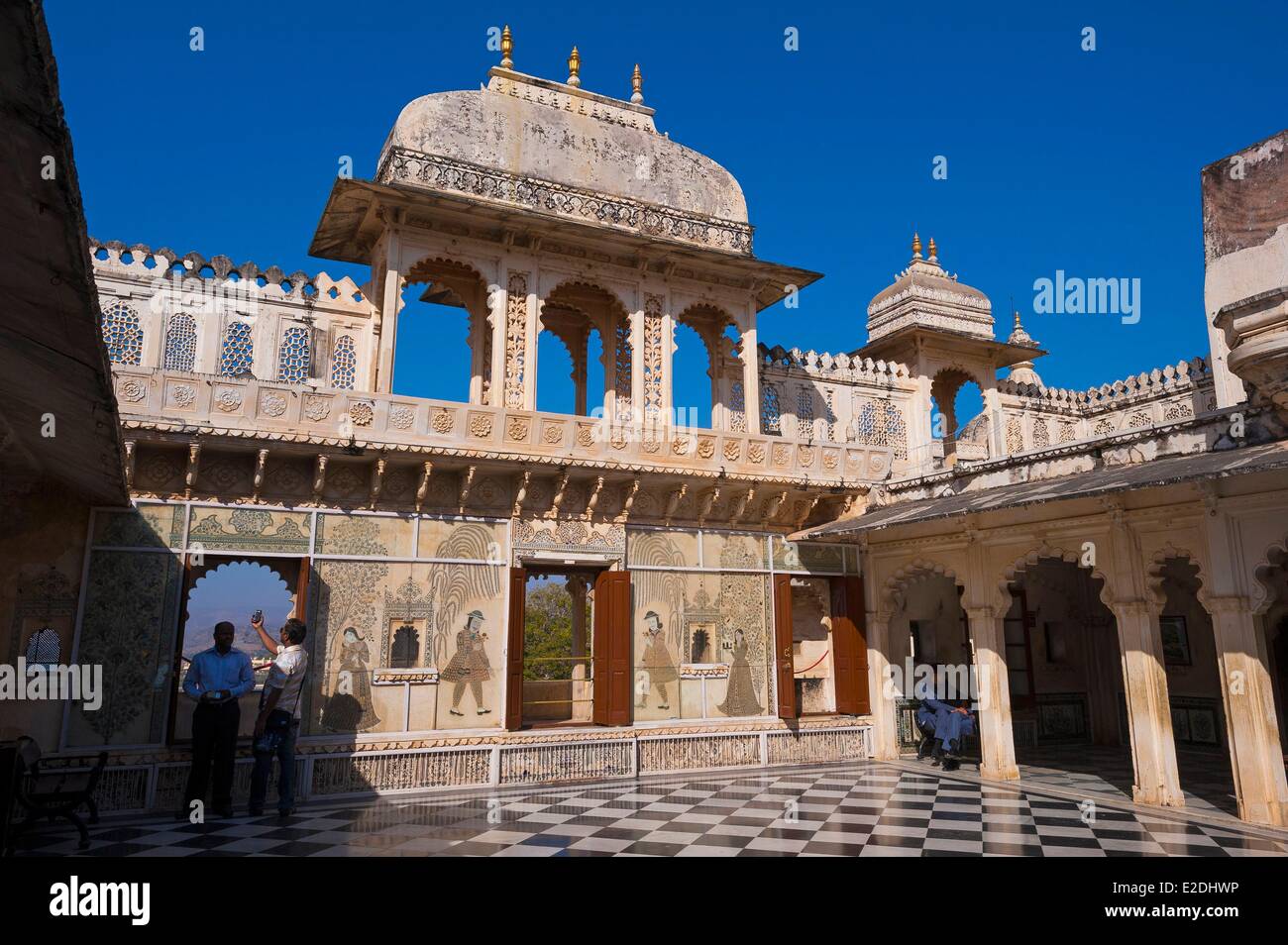 Inde Rajasthan Udaipur le palais de ville face au lac Pichola Banque D'Images