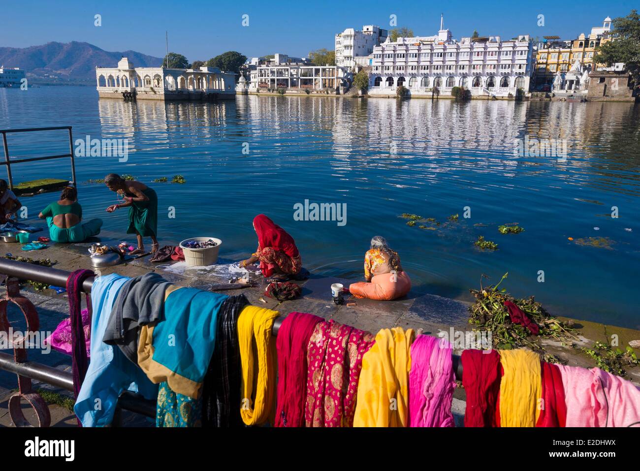 Inde Rajasthan Udaipur Femmes laver les vêtements à l'Naoghat sur le lac Pichola Banque D'Images