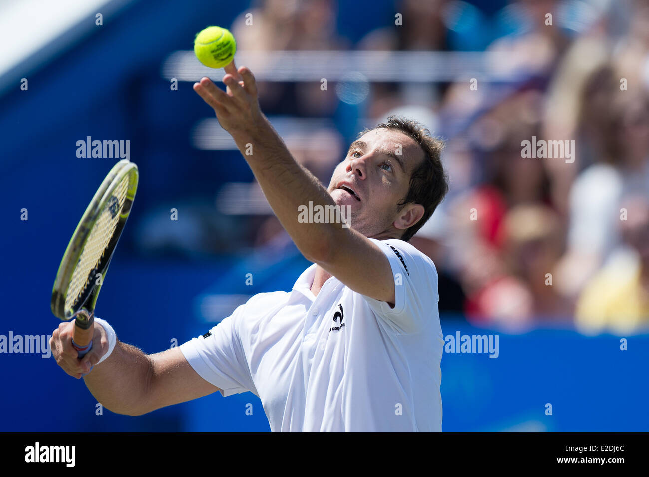 Eastbourne, Royaume-Uni. 19 Juin, 2014. Richard Gasquet de France sert contre Martin Klizan de Slovaquie dans leur match de simple sur le quatrième jour de l'Aegon International au Devonshire Park, Eastbourne. Credit : MeonStock/Alamy Live News Banque D'Images