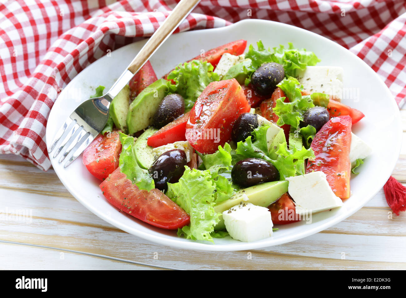Salade méditerranéenne aux olives noires, fromage, laitue et tomates Banque D'Images