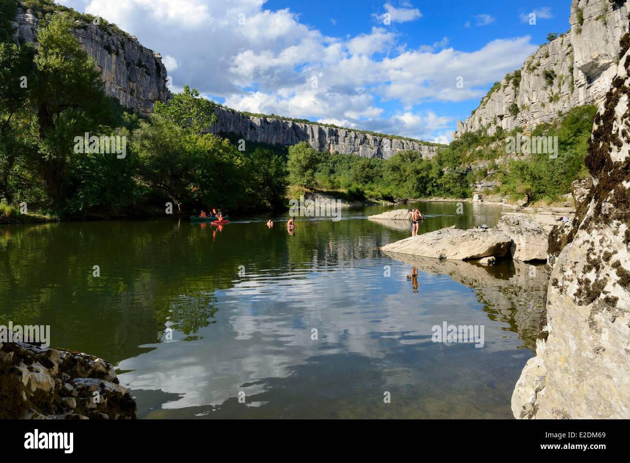 France Ardeche Ruoms kayaks en descendant la rivière Ardèche à Pradons Ruoms dans le passage étroit, le cirque de Giens Banque D'Images