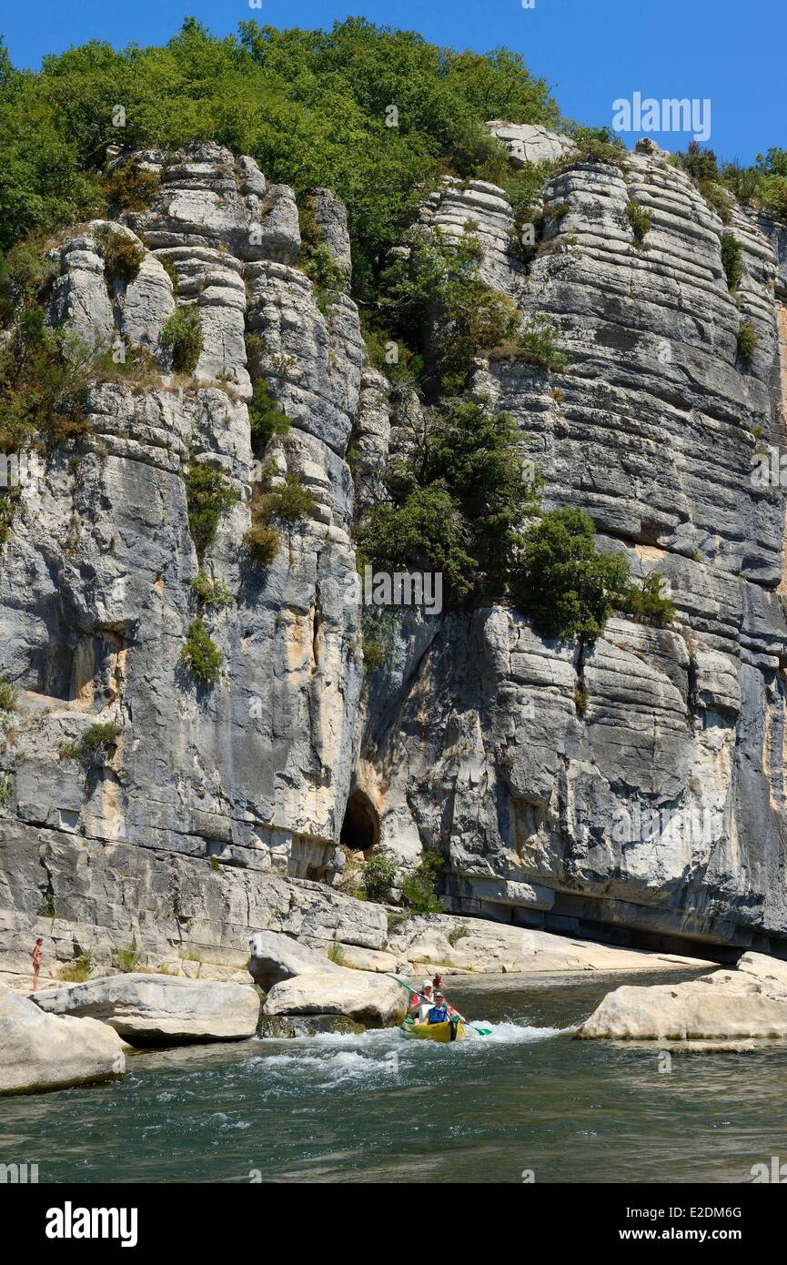 France Ardeche Ruoms kayaks en descendant la rivière Ardèche à Pradons Ruoms dans le passage étroit, le cirque de Giens Banque D'Images