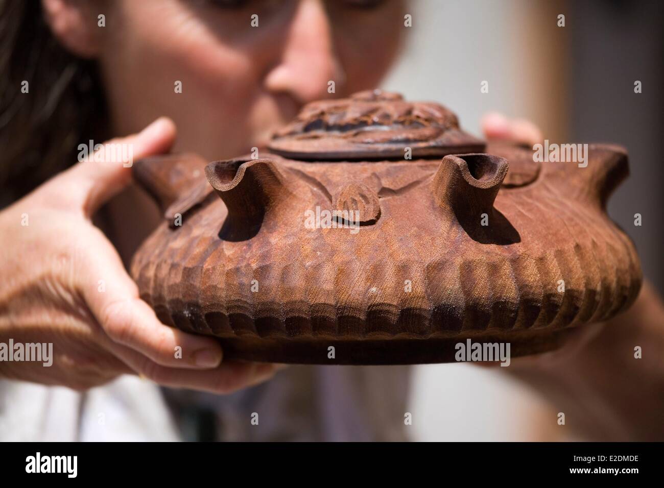 France Haute Savoie Morzine multi-Grolle et fluidisé avec giclage ornately carved wooden bowl Banque D'Images