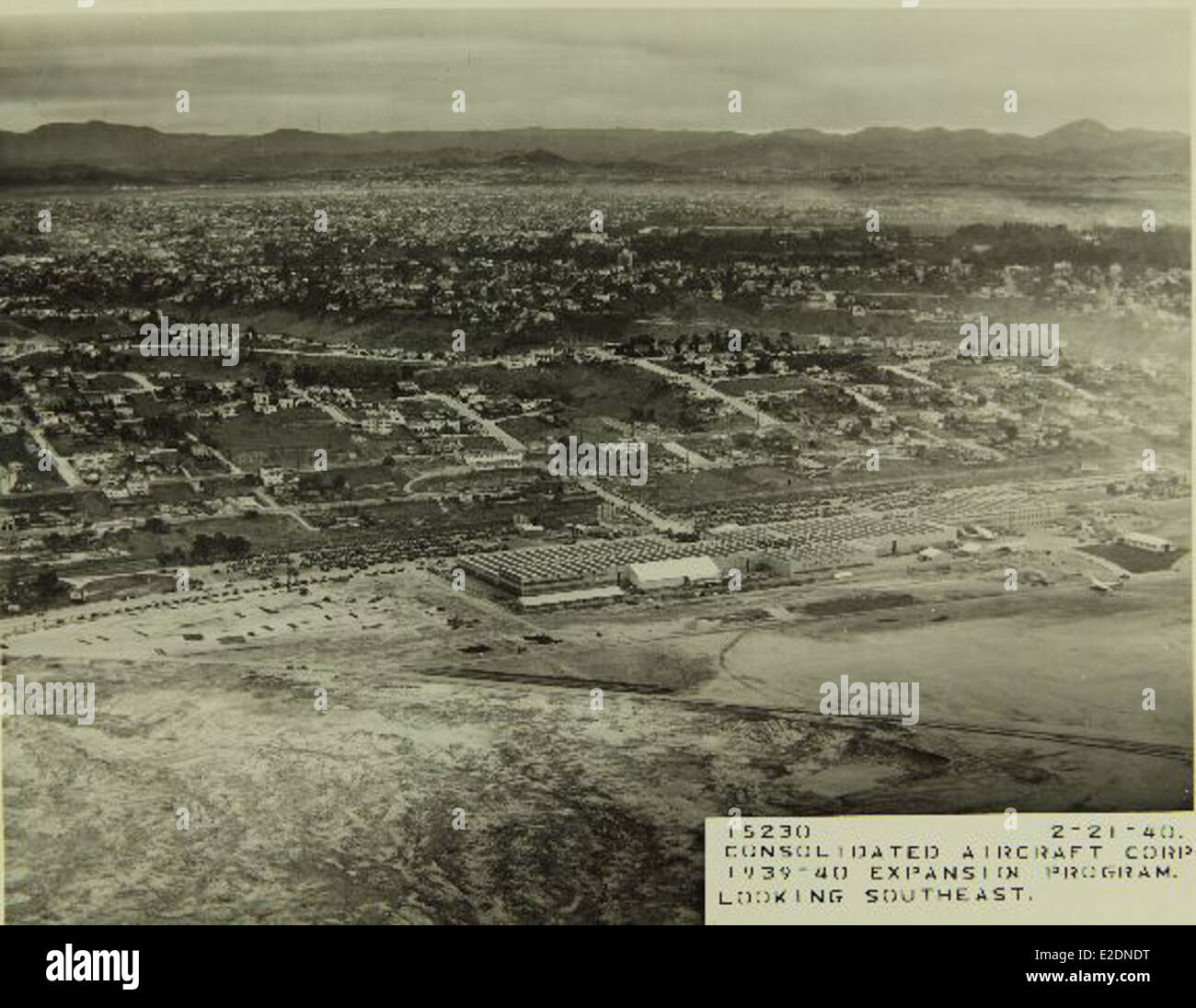 Cette photo de l'usine Convair/General Dynamics capture le personnel et les opérations pendant le développement et la construction d'avions militaires et civils au milieu du XXe siècle. Banque D'Images