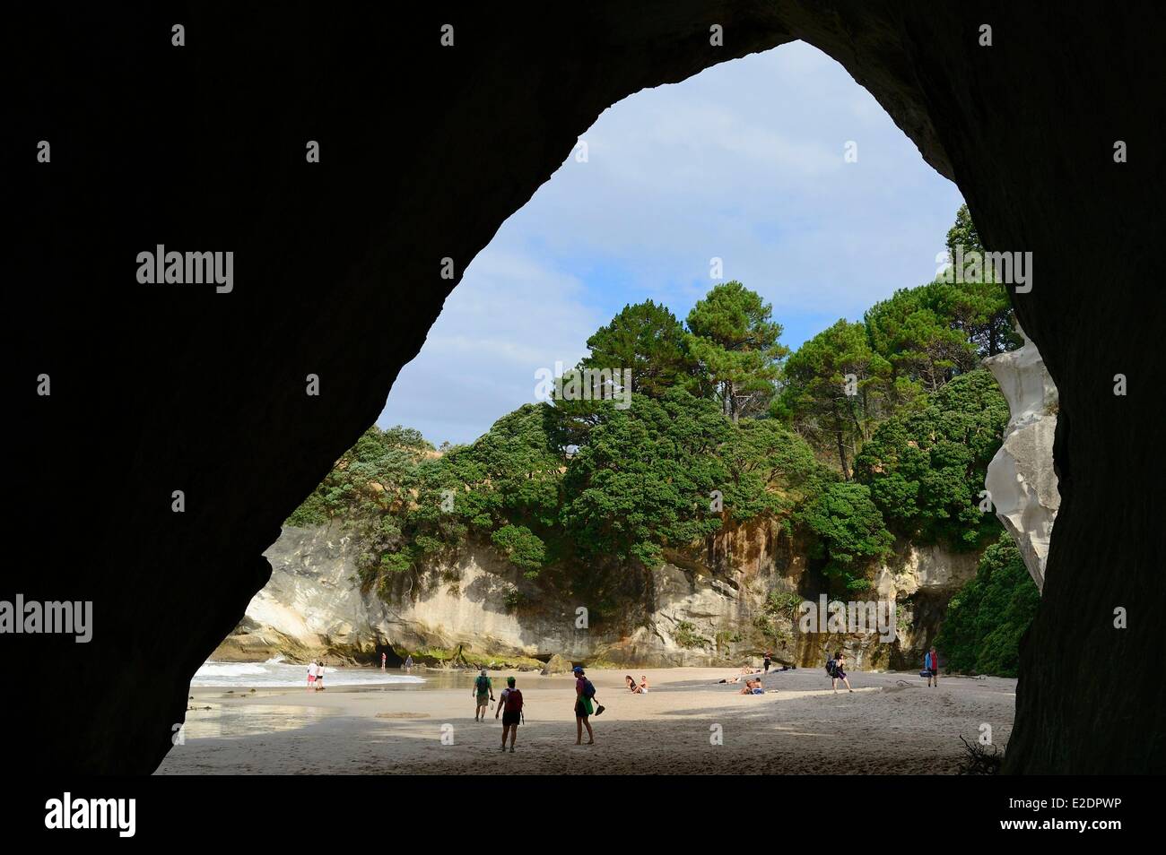 Nouvelle Zélande île du nord de la péninsule de Coromandel naturellement formé voûte de Cathedral Cove près de Hahei Banque D'Images