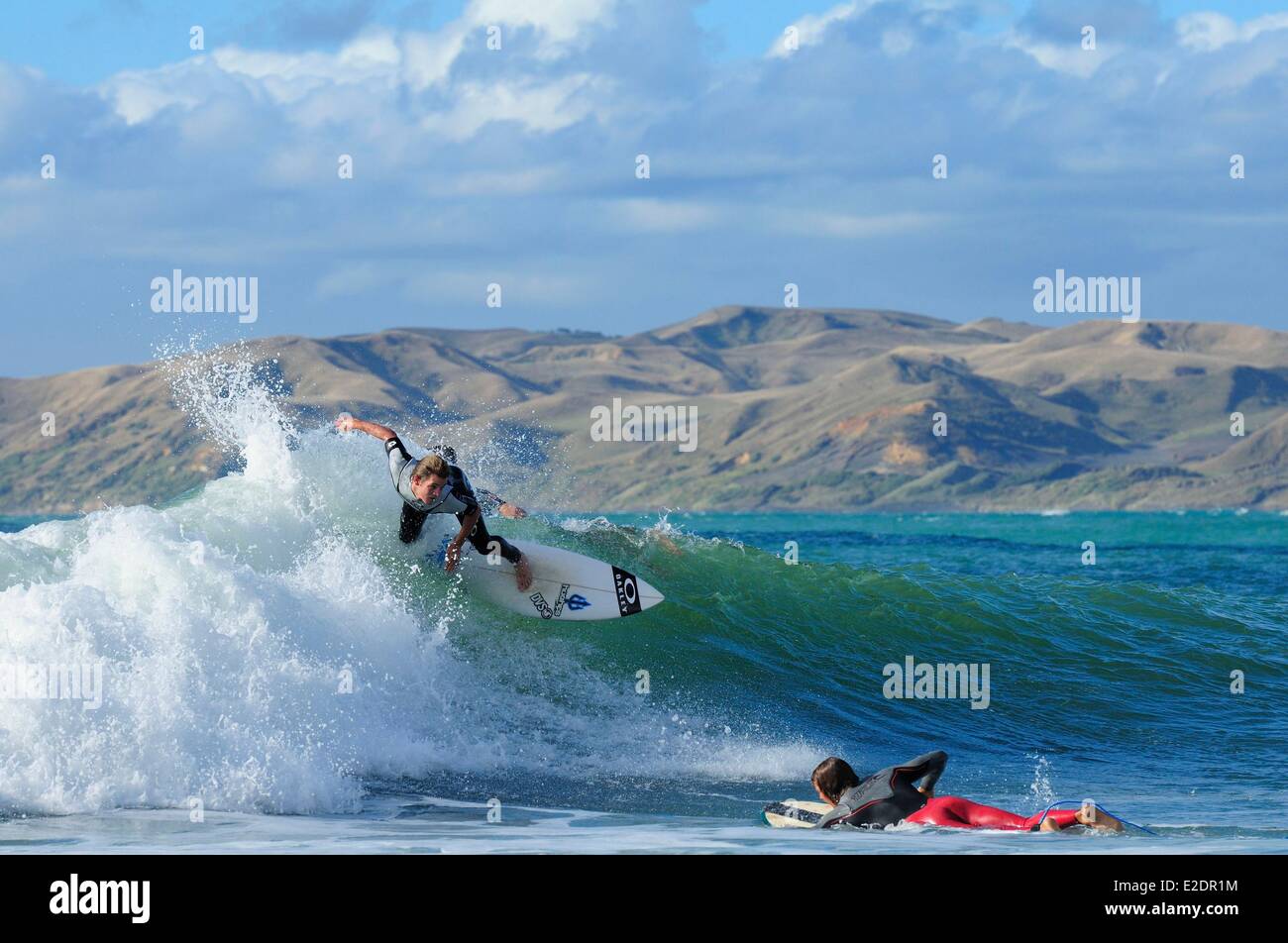 Nouvelle Zélande île du nord de la région de Waikato Manu Bay Raglan (aussi connu comme le point) est un célèbre surf 6 km au sud Banque D'Images