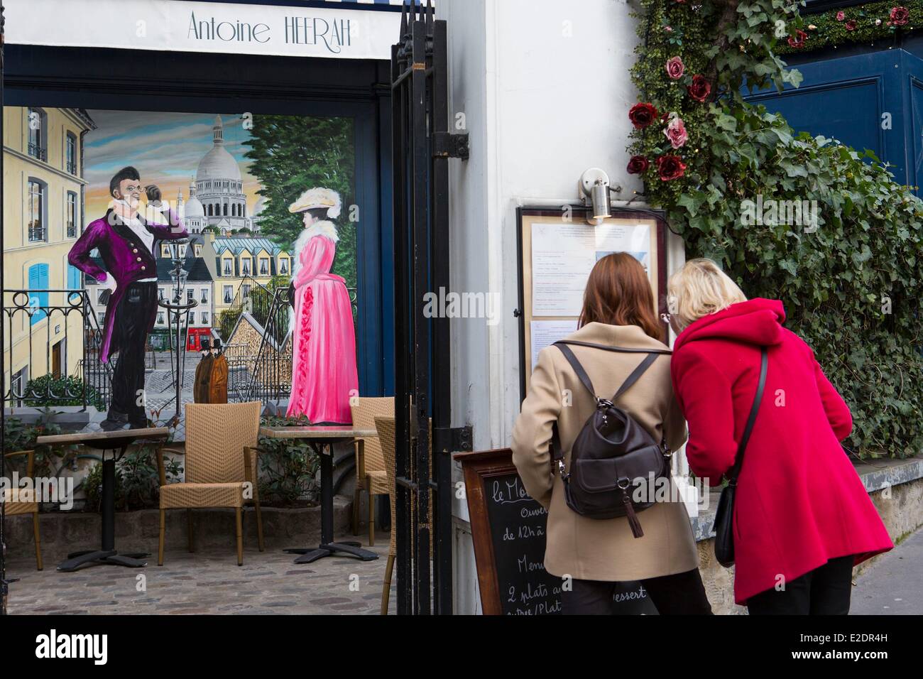 France Paris Butte Montmartre personnes en face du restaurant Le Moulin de la Galette Banque D'Images