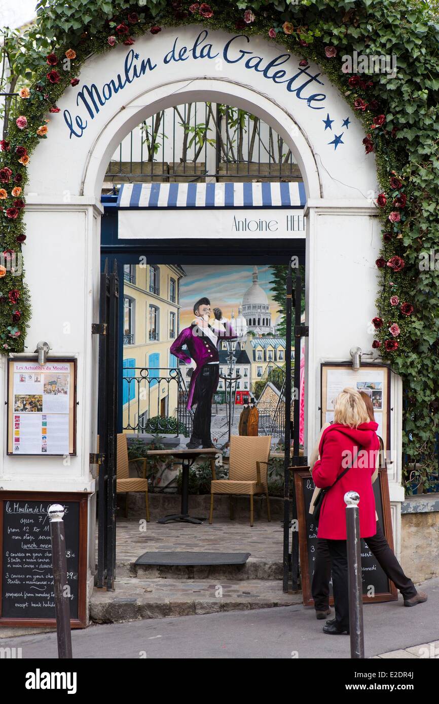 France Paris Butte Montmartre personnes en face du restaurant Le Moulin de la Galette Banque D'Images