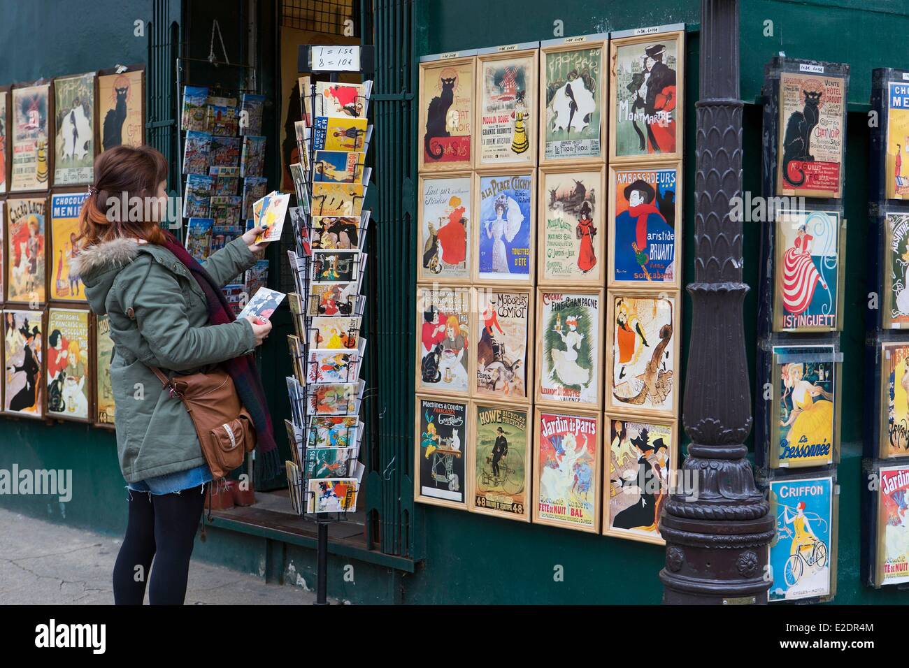 France Paris Butte Montmartre d'Asie Tourisme Cartes postales achat dans un magasin situé Rue des Saqules à proximité de la Place du Tertre Banque D'Images