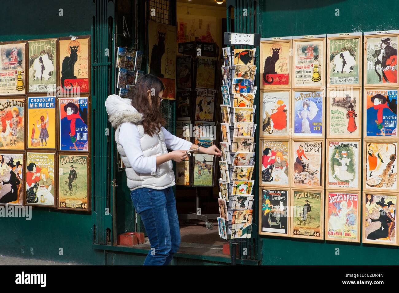 France Paris Butte Montmartre d'Asie Tourisme Cartes postales achat dans un magasin situé Rue des Saqules à proximité de la Place du Tertre Banque D'Images