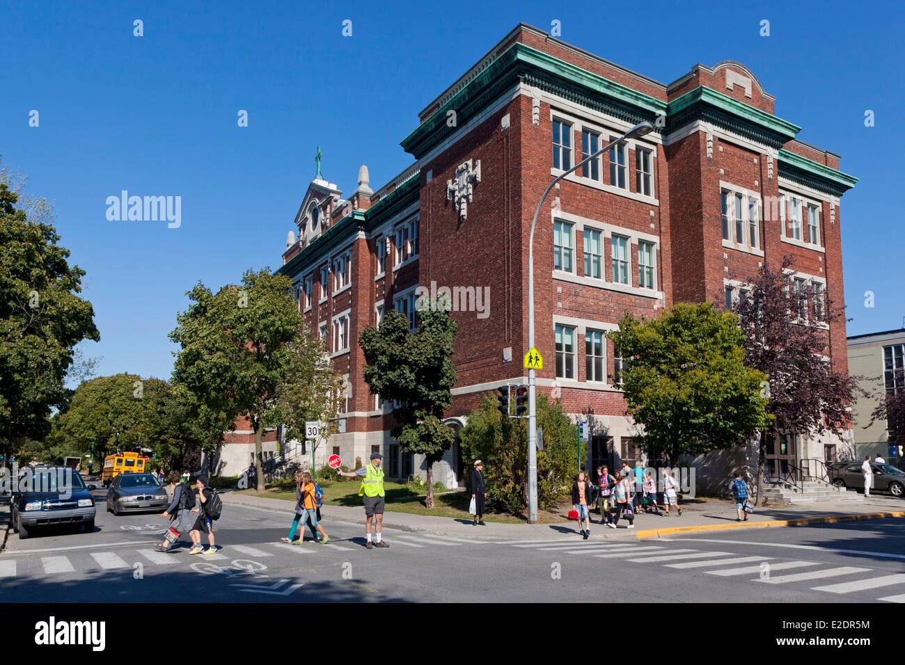 Canada province de Québec Montréal Outremont un enfants de l'école primaire suivie par un érudit crossing guard de passages pour piétons Banque D'Images