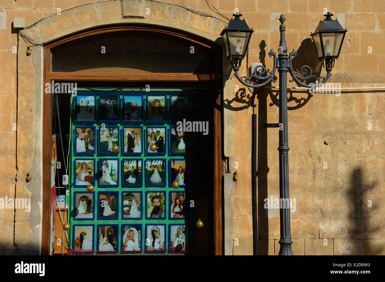 Photographe de mariage boutique afficher la fenêtre avant de couple marié. Chypre Banque D'Images