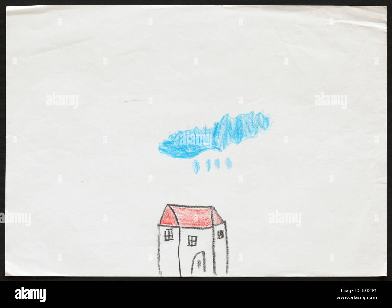 Dessin d'enfant original d'une maison blanche sous la pluie bleu nuage dessiné par une fillette de 5 ans. Banque D'Images