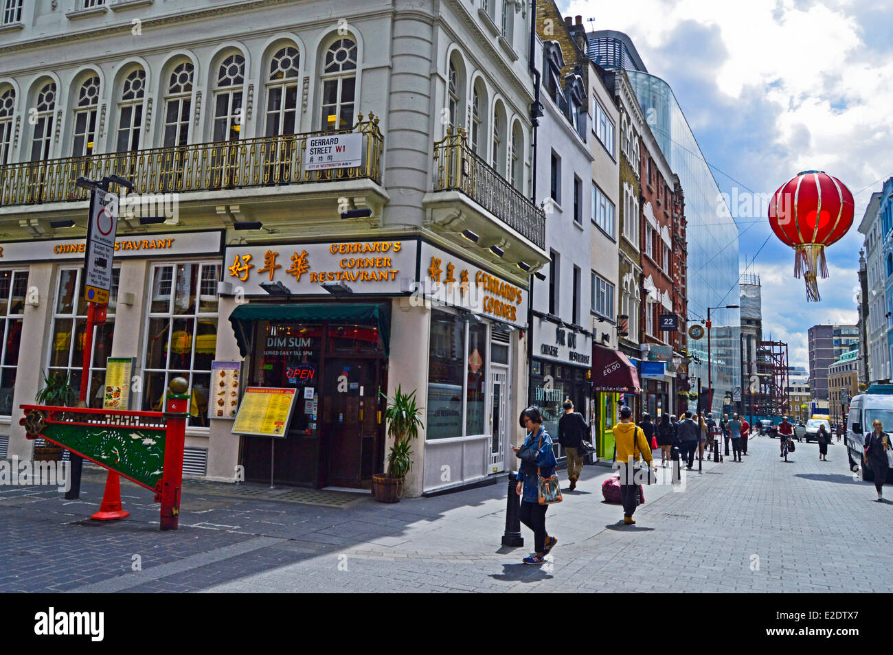 Vue sur Chinatown montrant suspendue grande lanterne, West End, City of Westminster, London, England, United Kingdom Banque D'Images