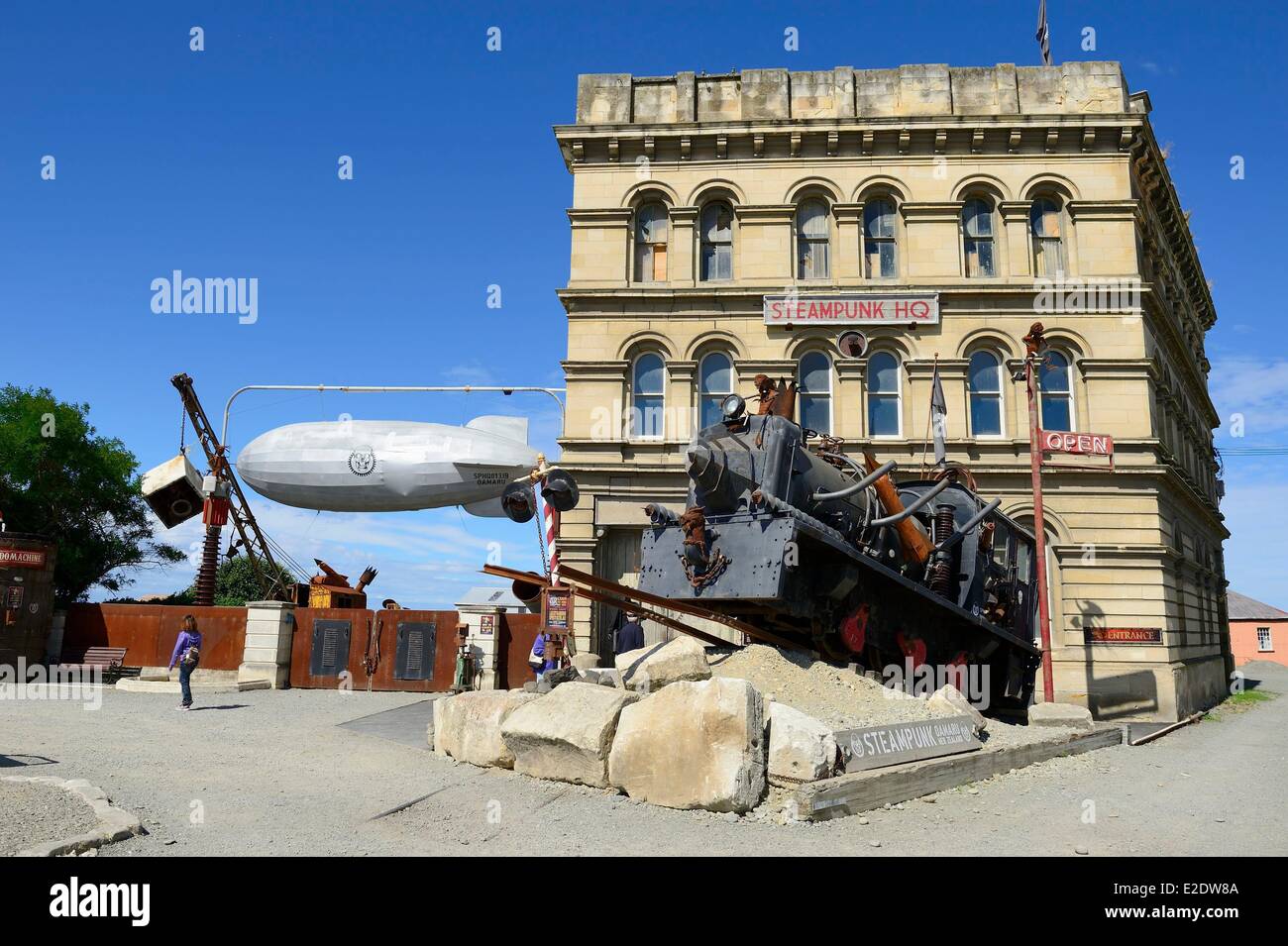 Nouvelle Zélande, île du Sud, région de l'Otago, Oamaru est un centre urbain sur le front de mer avec bon état de bâtiments victoriens datant des années 1880, l'AC Steampunk galery ajoute une couche d'excentrique à l'ambiance fascinante de la ville patrimoine canadien. Le Steampunk, auparavant un genre littéraire, est devenu un mode de vie, un rétro-futuriste mouvement basé sur la technologie du 19ème siècle, avec l'avènement de la vapeur, et l'esthétique de Jules Verne et HG Wells Banque D'Images