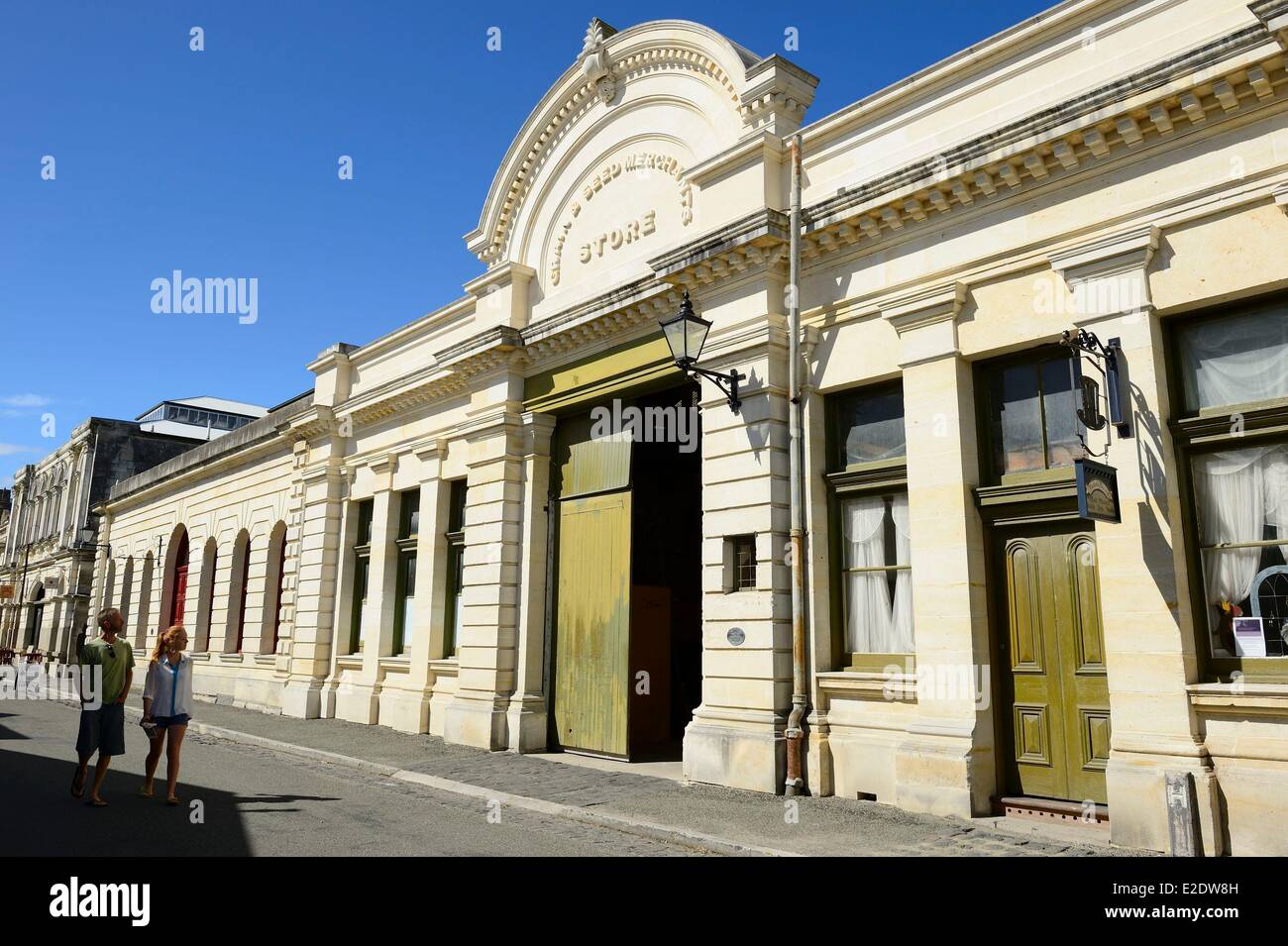 Nouvelle Zélande, île du Sud, région de l'Otago, Oamaru est un centre urbain sur le front de mer avec bon état de bâtiments victoriens datant des années 1880, rue du Port rue est bordée d'entrepôts, granges et bâtiments commerciaux Banque D'Images