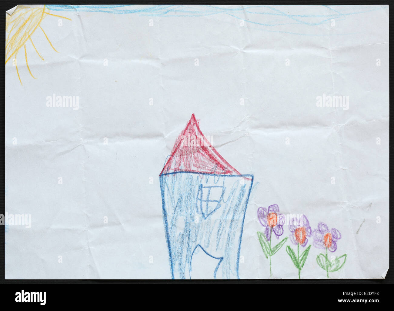 Dessin d'enfant original d'une maison bleue et fleurs dessiné par une fillette de 5 ans. Banque D'Images