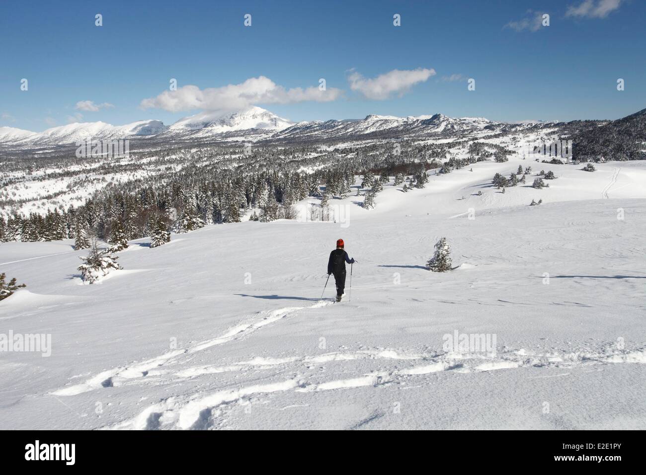 France Drome col du Rousset Vercors réserve naturelle nationale female hiker sur le haut plateau du Vercors Banque D'Images