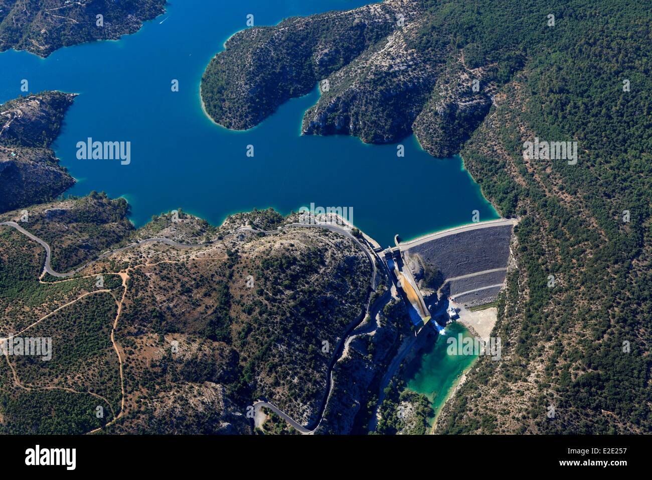 France Alpes de Haute Provence Parc Régional du Verdon Esparron de Verdon Esparron lac et son barrage (vue aérienne) Banque D'Images