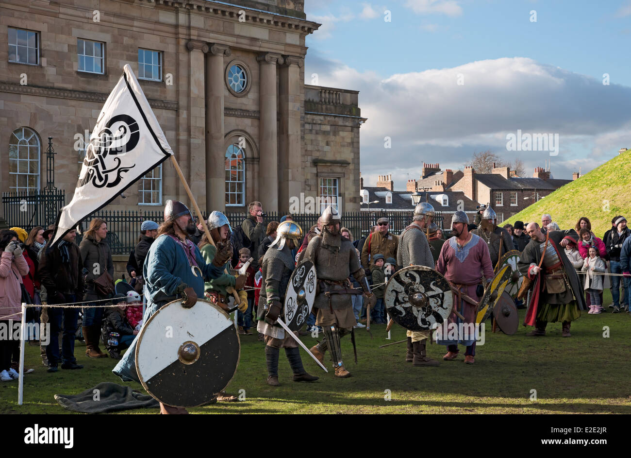 Accrochages entre Vikings et Anglo Saxons lors du Jorvik Viking Festival York North Yorkshire England Royaume-Uni GB Grande-Bretagne Banque D'Images