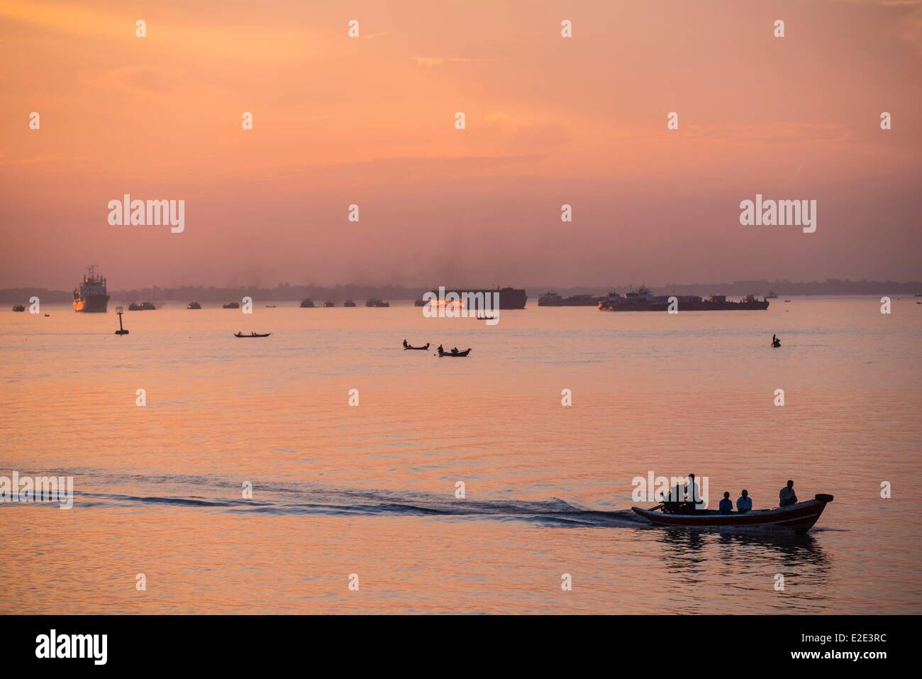 Myanmar (Birmanie) division de Yangon Yangon bateau de pêche jetée Botataung traversant la rivière Ayeyarwady (Irrawady) Banque D'Images
