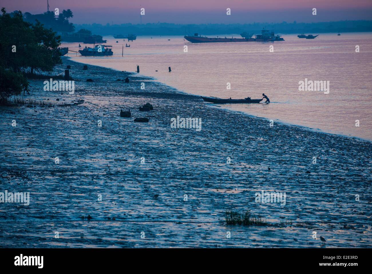 Myanmar (Birmanie) division de Yangon Yangon bateau de pêche jetée Botataung traversant la rivière Ayeyarwady (Irrawady) Banque D'Images