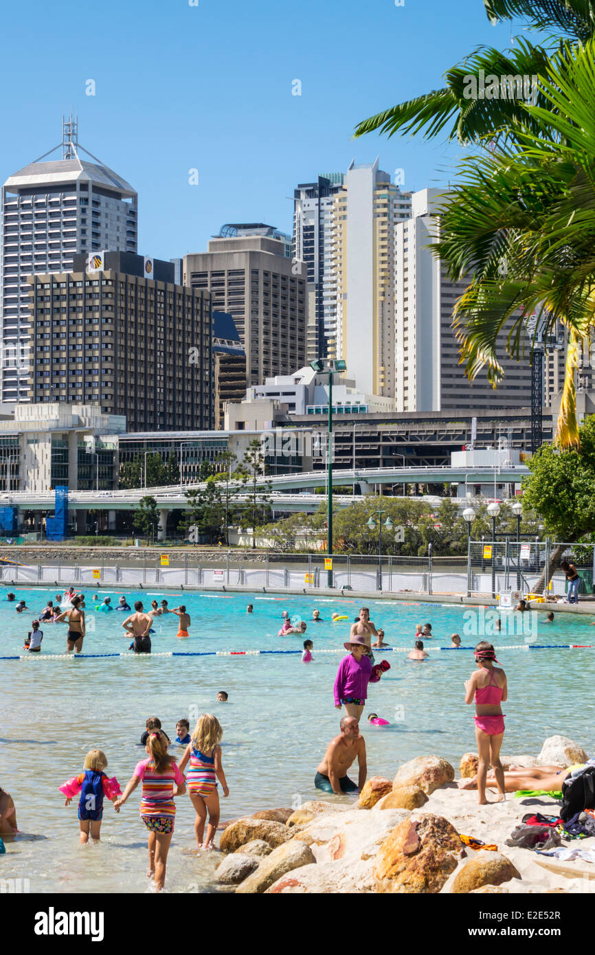 Brisbane Australie,Southbank Parklands,Streets Beach,bains de soleil,sable,eau CBD,horizon de la ville,gratte-ciel,bâtiments,AU140315053 Banque D'Images