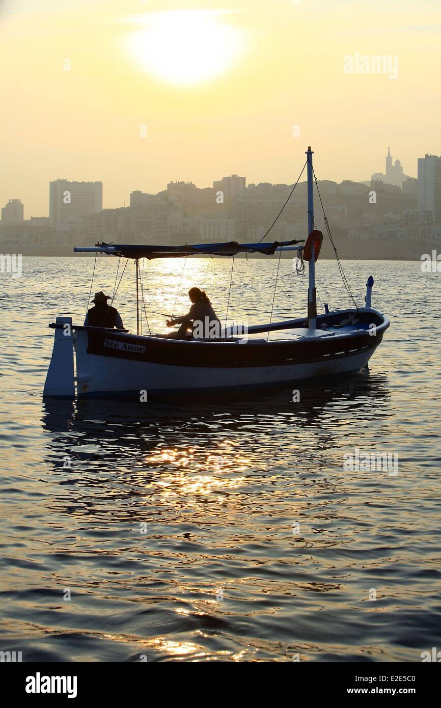 France Bouches du Rhône Marseille Capitale Européenne de la Culture 2013 une forte pêche Localanque avec Notre Dame de la Garde en Banque D'Images