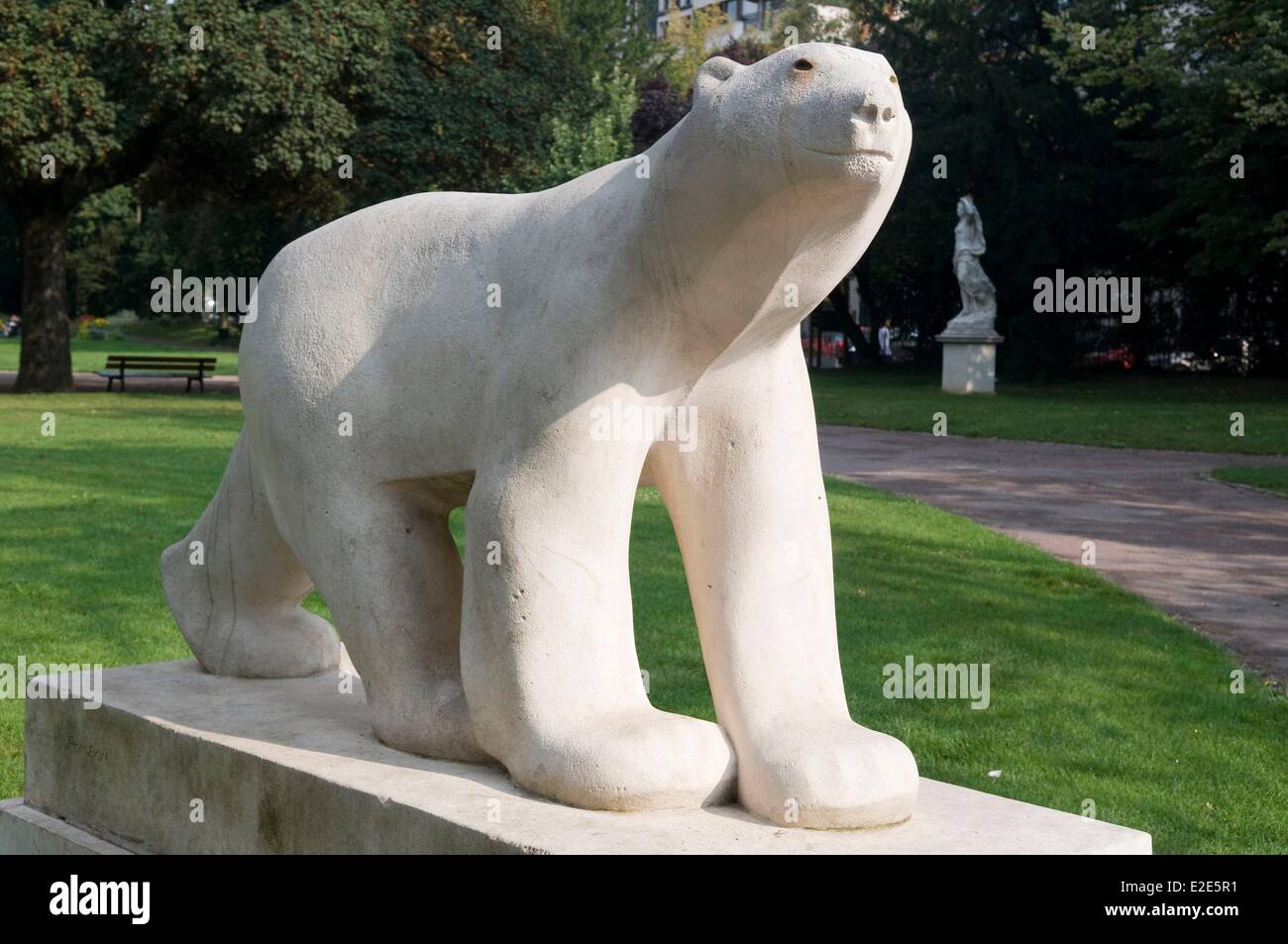 France, Côte d'Or, Dijon, place Darcy, Franτois Pompon sculpture intitulée L'Ours Blanc Banque D'Images
