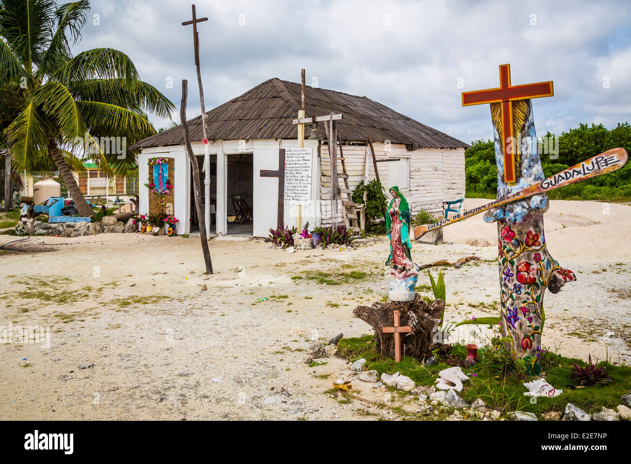 L'Église catholique dans le village au bord de la plage de Patong Beach, Costa Maya, Mexique, Caraïbes. Banque D'Images