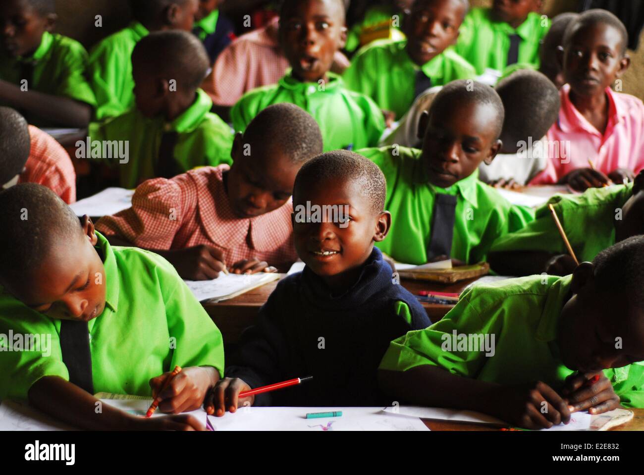 Kenya, Kakamega, noir écoliers africains qui étudient en classe avec un sourire Banque D'Images