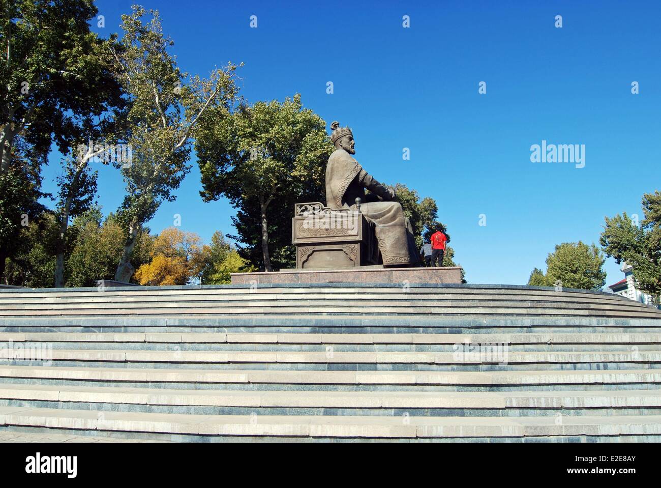 L'Ouzbékistan, Samarkand, inscrite au Patrimoine Mondial de l'UNESCO, vue d'une statue de Tamerlan par des arbres contre ciel bleu clair Banque D'Images