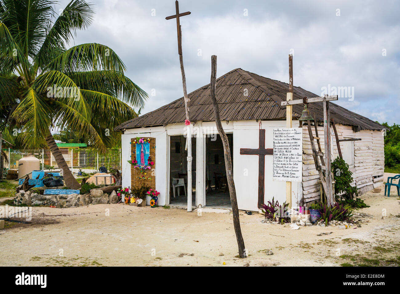 L'Église catholique dans le village au bord de la plage de Patong Beach, Costa Maya, Mexique, Caraïbes. Banque D'Images